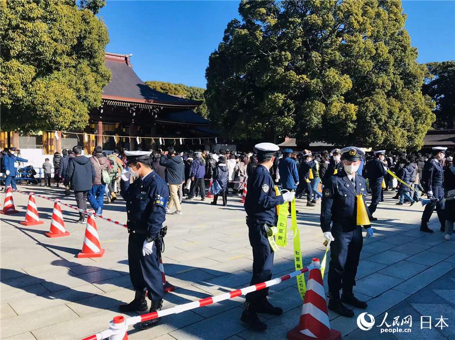 明治神宮正殿前有大批警力維持治安。（李沐航 攝）