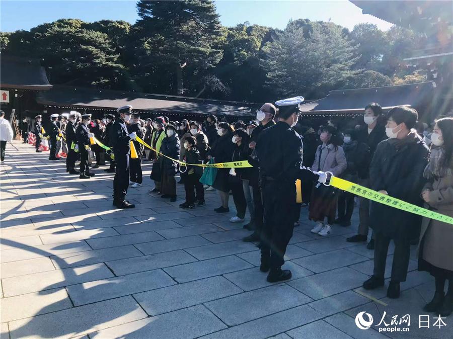 為防止人員過於密集，日本警方分批放行民眾進行參拜。（李沐航 攝）