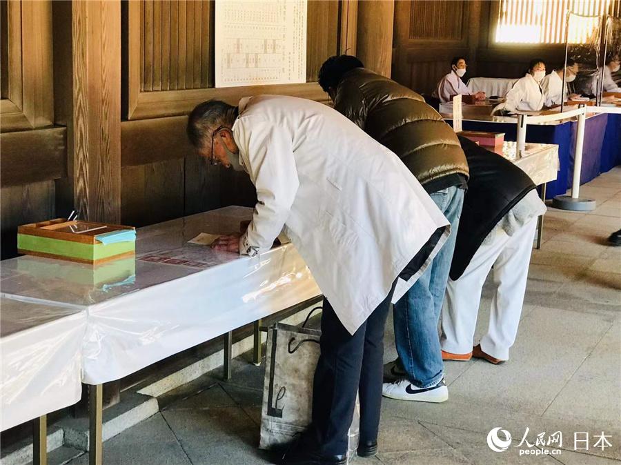 日本民眾在明治神宮書寫新年願景。（李沐航 攝）