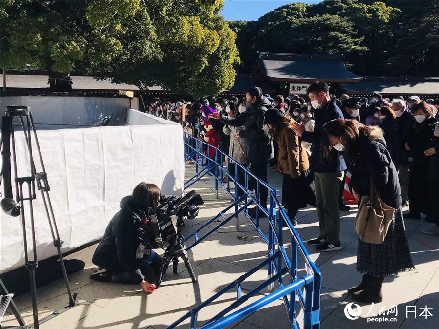日本民眾在明治神宮正殿前參拜。（李沐航 攝）
