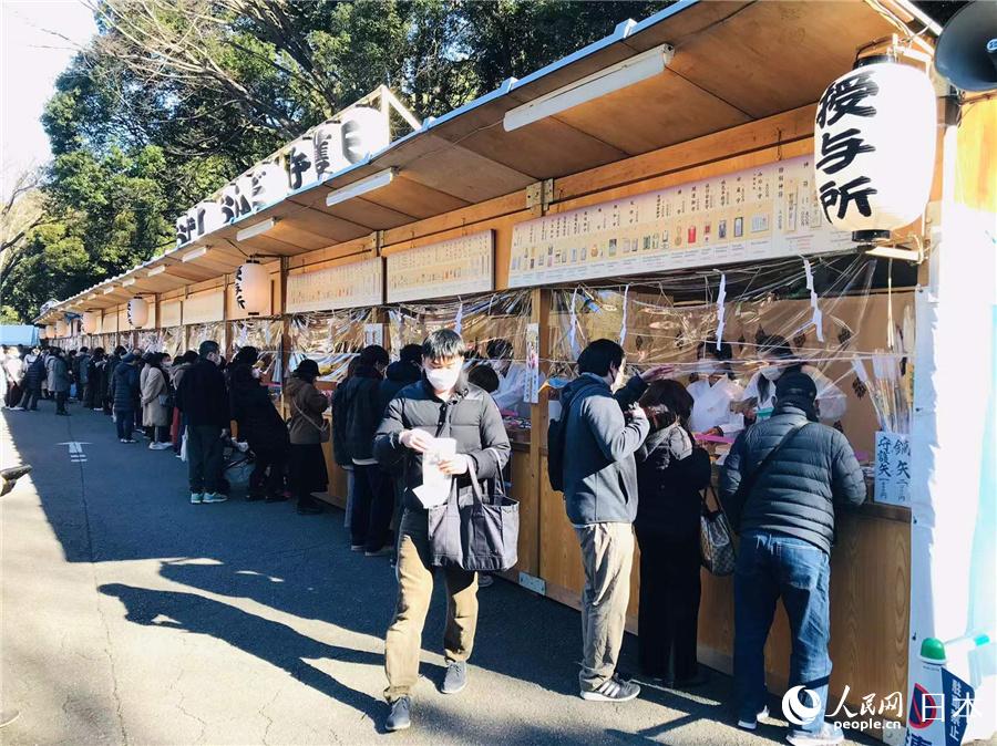 日本民眾在明治神宮購買祈福用品。（李沐航 攝）