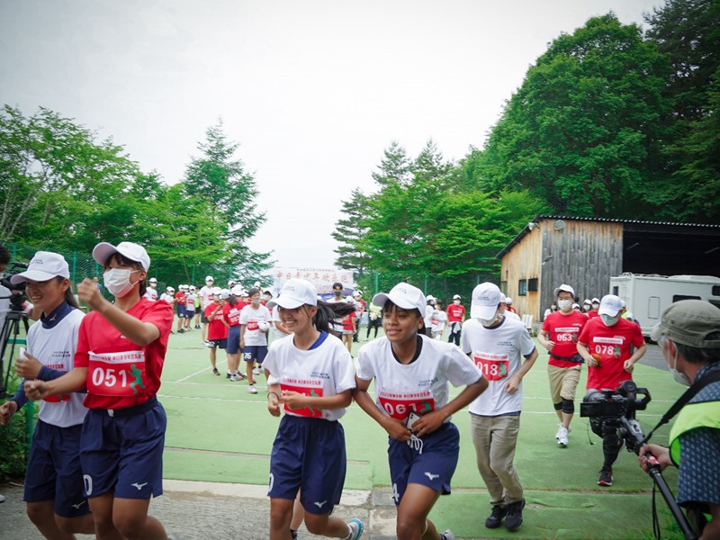 6月18日，“2022美麗鄉村—中日青少年歡樂跑”開賽起跑。人民網 吳穎攝