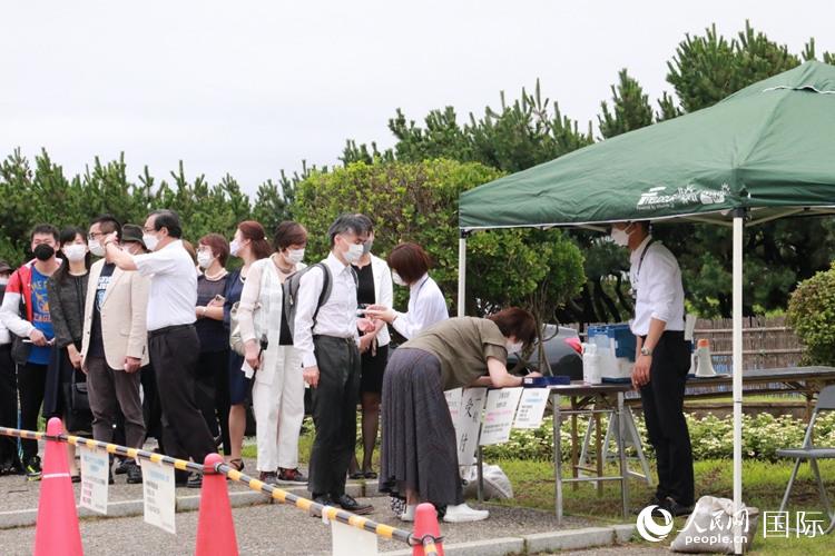 7月17日，日本當地民眾和華僑華人排隊登記參加聶耳誕辰110周年紀念活動。人民網 吳穎攝