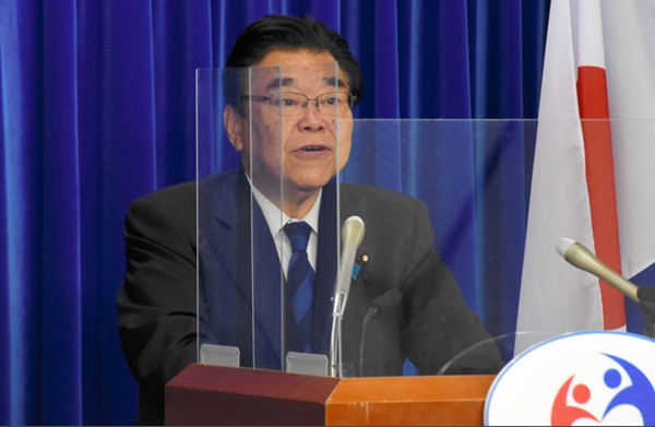 日本厚生勞動大臣后藤茂之出席記者會。（圖片來源：《朝日新聞》）