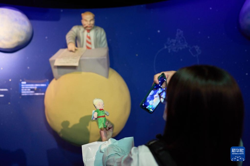 3月31日，游客在日本神奈川縣箱根的小王子博物館拍攝小王子玩偶。新華社記者 張笑宇 攝