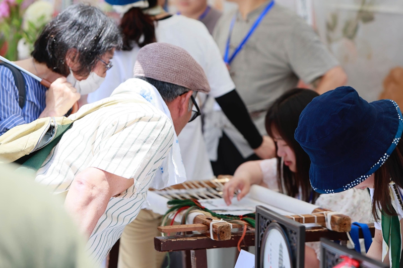 （图片说明：日本民众观看东台发绣制作过程。图片由中国驻东京旅游办事处提供）