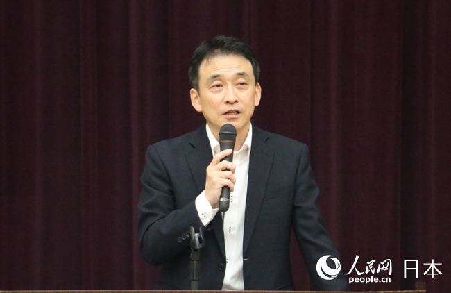 日本国际交流基金日语国际中心副所长饭泽展明发表致辞。人民网 许可摄
