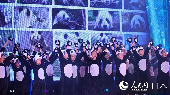 小演員們上演《歡樂功夫熊貓》。人民網 蔣曉辰攝