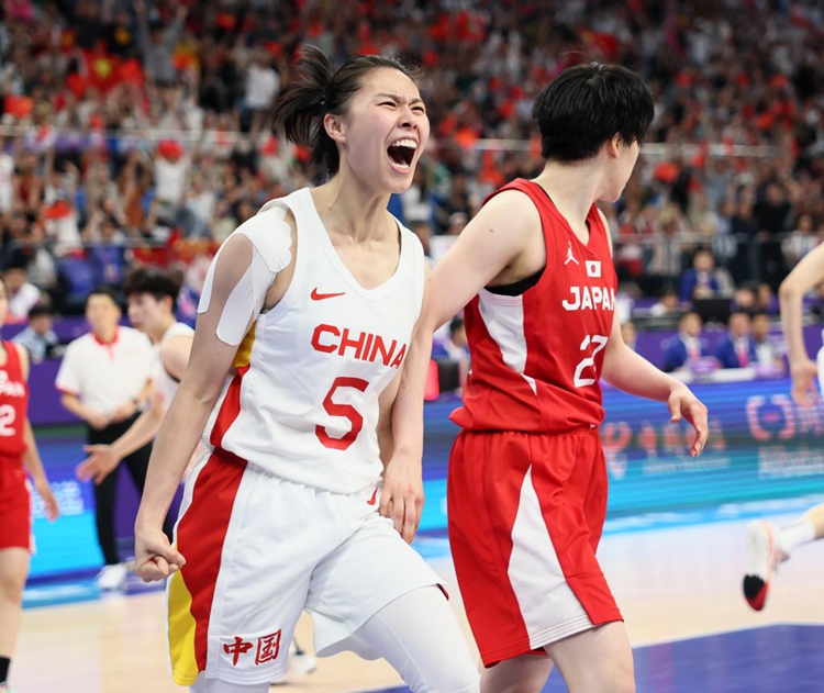 10月5日，中国队球员王思雨（左）在比赛中庆祝。新华社记者兰红光摄