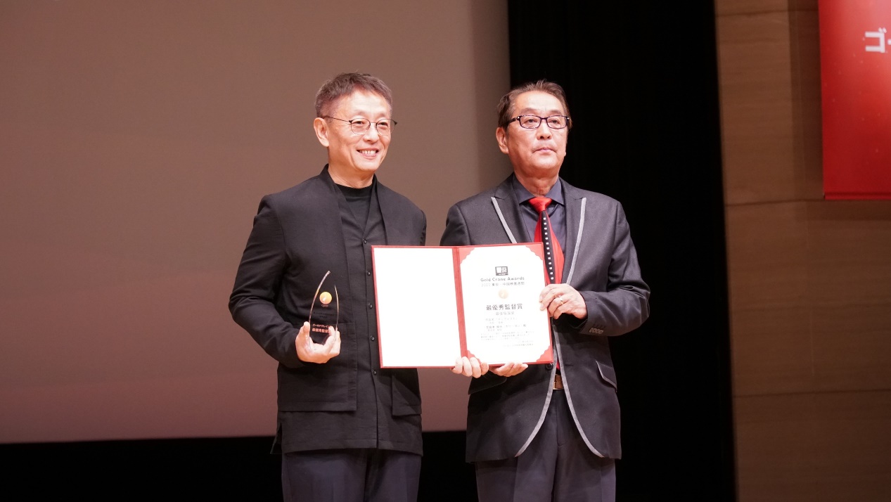 日本導演瀧田洋二郎為電影《望道》導演侯詠頒發最佳導演獎。人民網 蔣曉辰攝