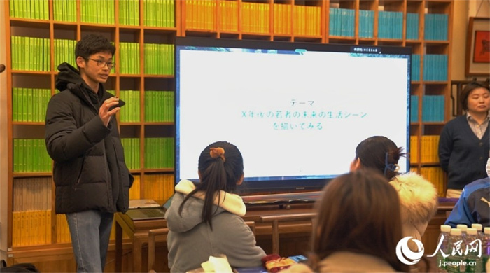 學生組織者之一的豐嶋駿介正在對當天的研討會流程進行說明。人民網記者 袁蒙攝