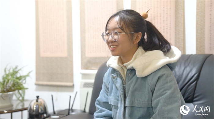 北京大學中文系的大三學生龔悅正在接受採訪。人民網記者 袁蒙攝