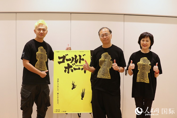 日本電影《GOLD BOY》導演金子修介（右二）、總策劃許曄（右一）和總制片白金（左一）接受人民網採訪。人民網 許可攝