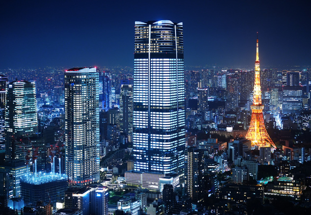 從東京六本木之丘拍攝的麻布台之丘（正中間）與東京塔。（圖片來源：《朝日新聞》）