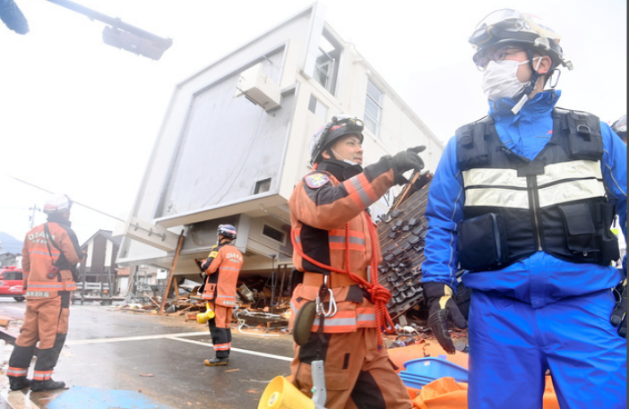 日本石川縣輪島市。一名婦女被困在倒塌的建筑物下。因為余震，大阪市消防局的消防員不得不暫停救援工作，撤離救災現場。（圖片來源：《朝日新聞》）
