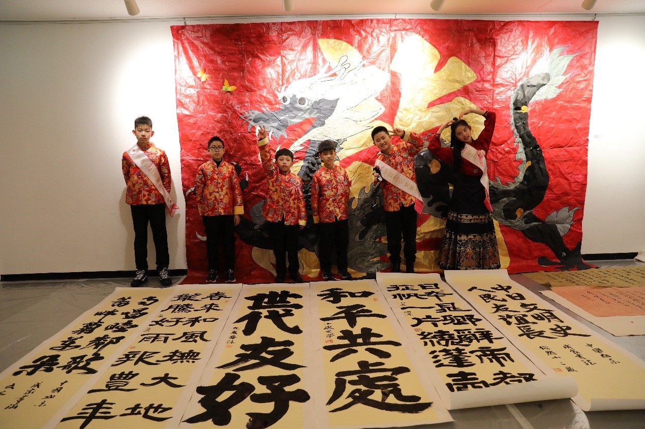 部分優秀作品學生代表。圖片由中國外文局亞太傳播中心東京支局提供。