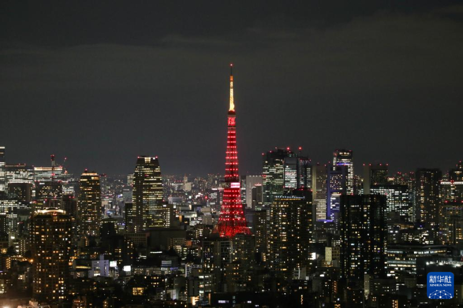 2月9日晚，日本东京的地标性建筑东京塔点亮“中国红”，庆祝中国农历新年。新华社记者 杨光 摄