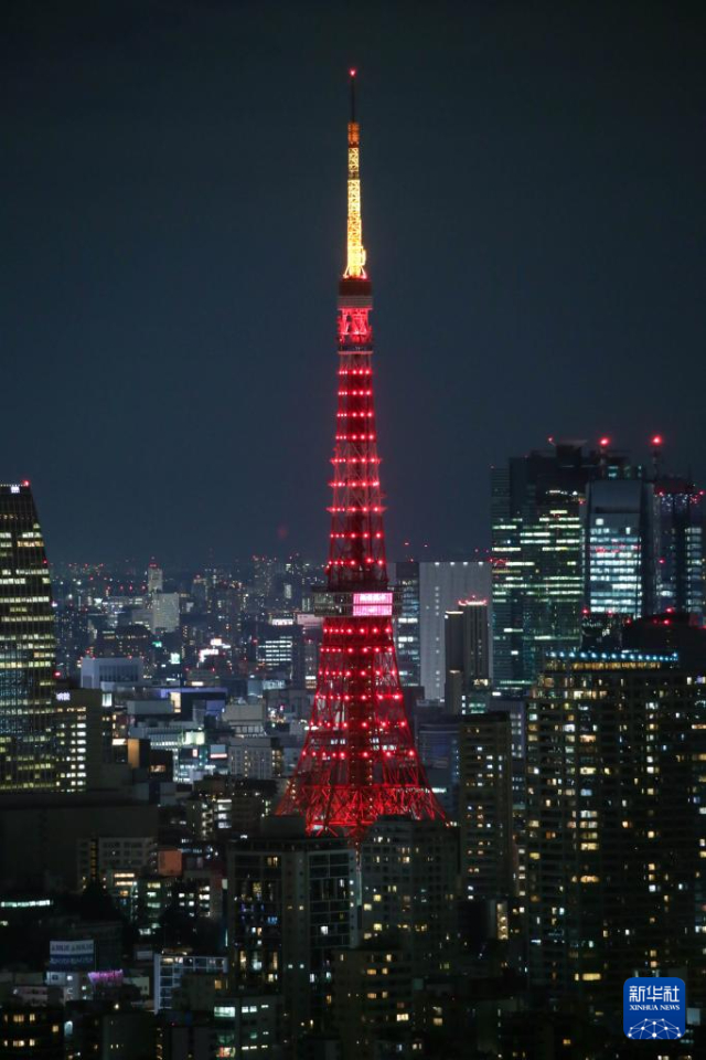 2月9日晚，日本東京的地標性建筑東京塔點亮“中國紅”，慶祝中國農歷新年。新華社記者 楊光 攝