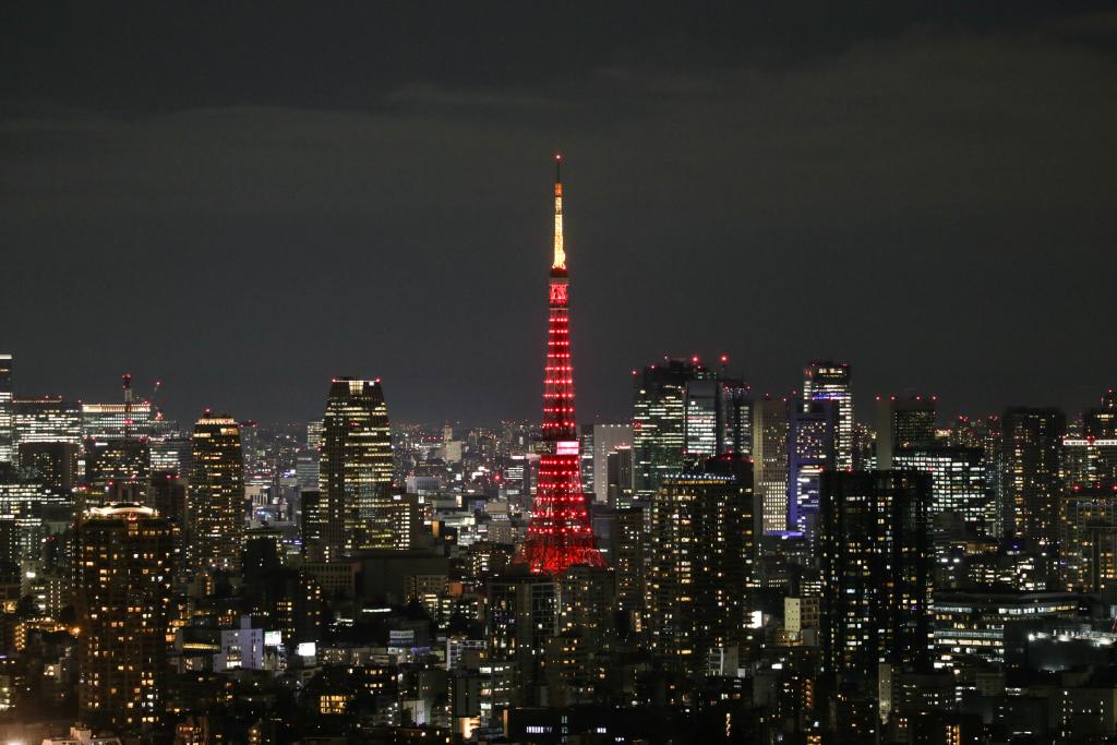2月9日晚，日本東京的地標性建筑東京塔點亮“中國紅”，慶祝中國農歷新年。新華社記者岳晨星攝