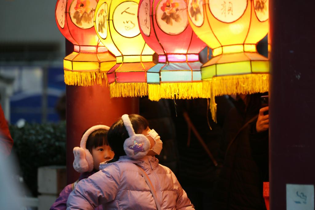 2月11日，兩名小朋友在日本橫濱中華街觀看春節花燈。新華社記者岳晨星攝
