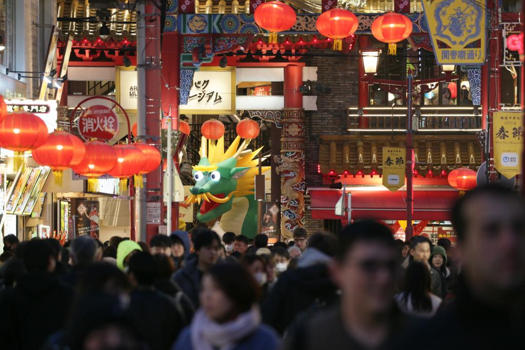 2月11日，人們游覽日本橫濱中華街。新華社記者岳晨星攝