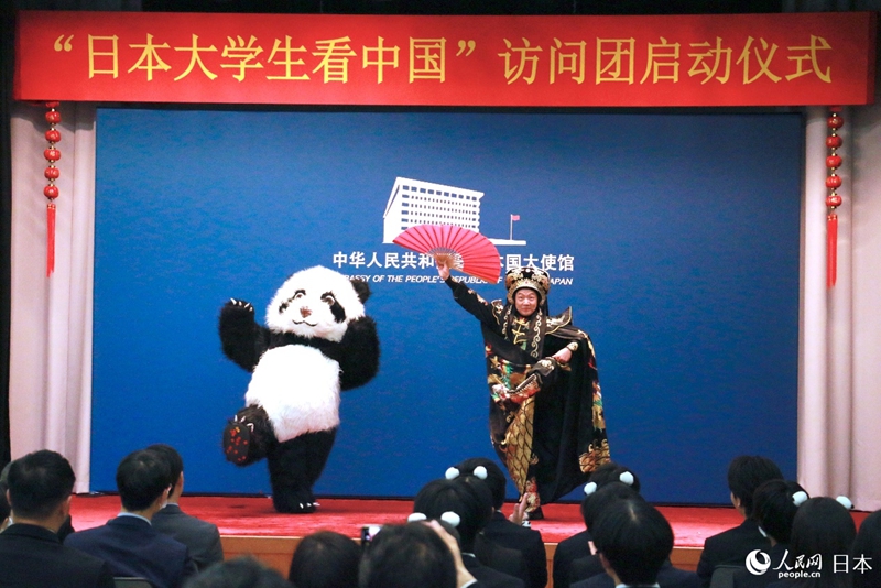 將“國粹”川劇變臉與“國寶”大熊貓搬上舞台的短劇表演。人民網 許可攝