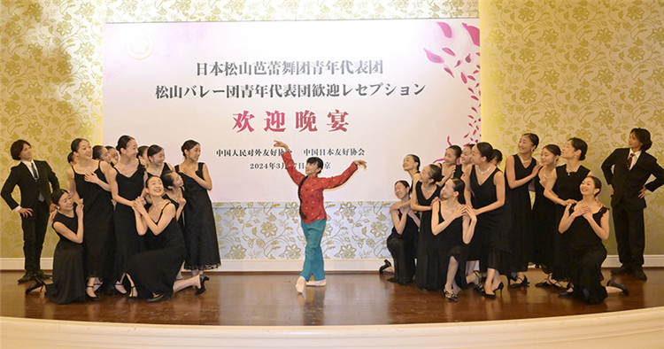 3月27日，森下洋子與鬆山芭蕾舞團青年代表團成員一起表演《白毛女》片段。任新攝