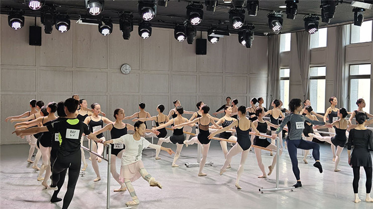 3月25日，森下洋子與鬆山芭蕾舞團青年代表團成員在北京舞蹈學院一同上課。付博攝