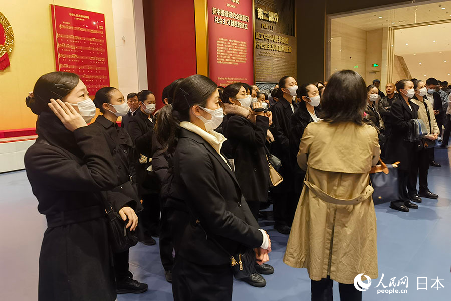 鬆山芭蕾舞團青年代表團在中國共產黨歷史展覽館參觀。王麟攝
