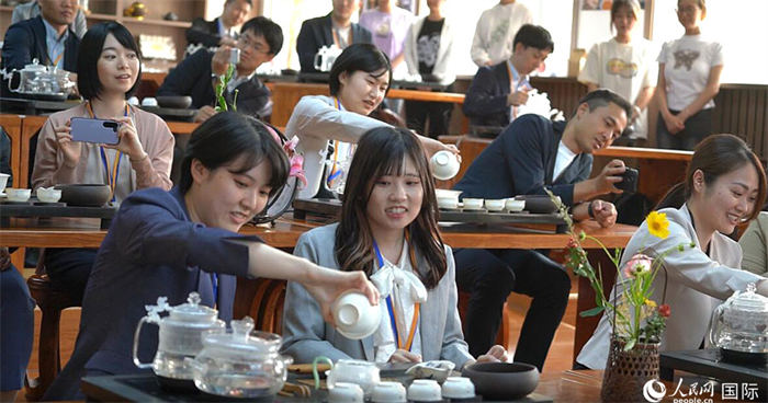 日本創價學會青年代表團在新疆師范大學體驗中國茶藝。人民網記者 張麗婭攝