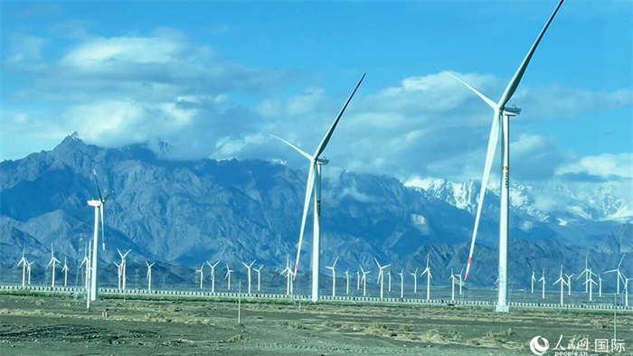 從烏魯木齊到吐魯番沿途的風力發電設備。人民網記者 張麗婭攝
