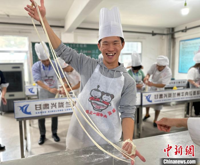 9月7日，甘肃兰州，21岁的日本大学生寺内大叶学习拉面制作技艺。中新社记者 闫姣 摄