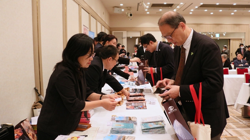 中日旅游企业现场互动频繁。人民网 许可摄