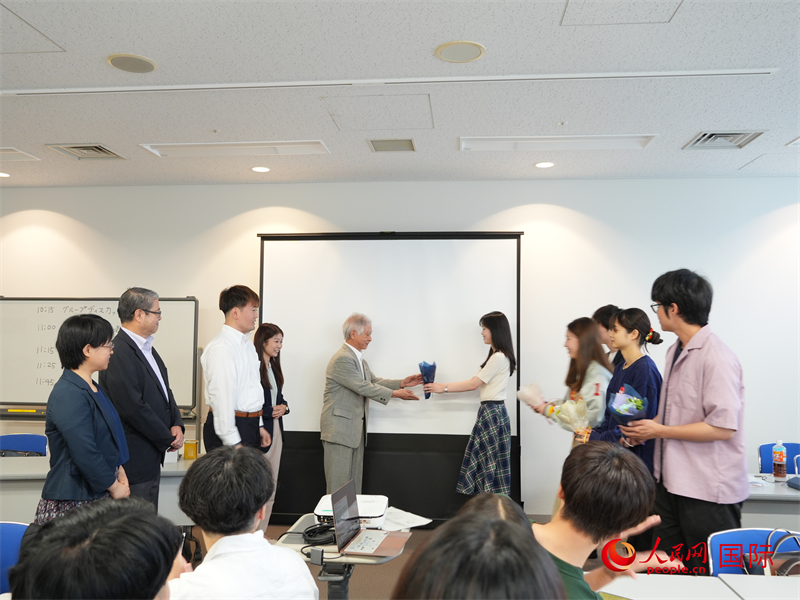 訪華團代表向東京都日中友好協會成員獻花致謝。人民網 許可攝