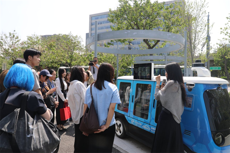 訪華團一行參觀自動駕駛示范區。北京市人民對外友好協會供圖