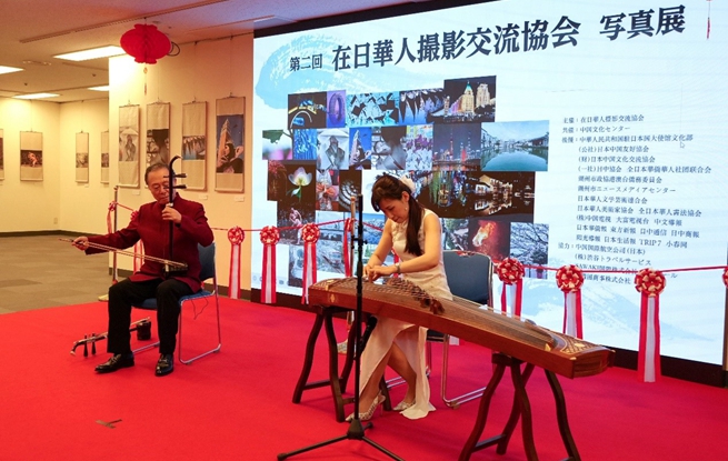 开幕式上，旅日艺术家演奏中国传统民乐。人民网 许可摄