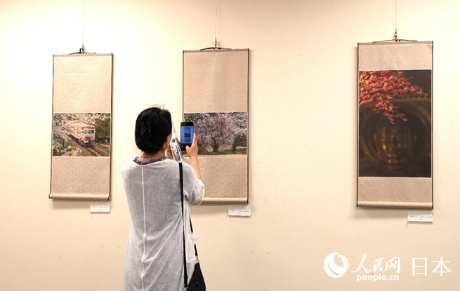 到场嘉宾观看展出作品。人民网 许可摄