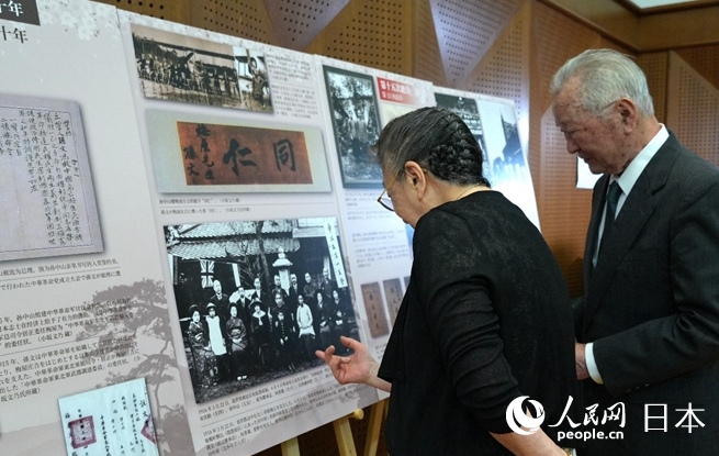 与会嘉宾观展。人民网 许可摄