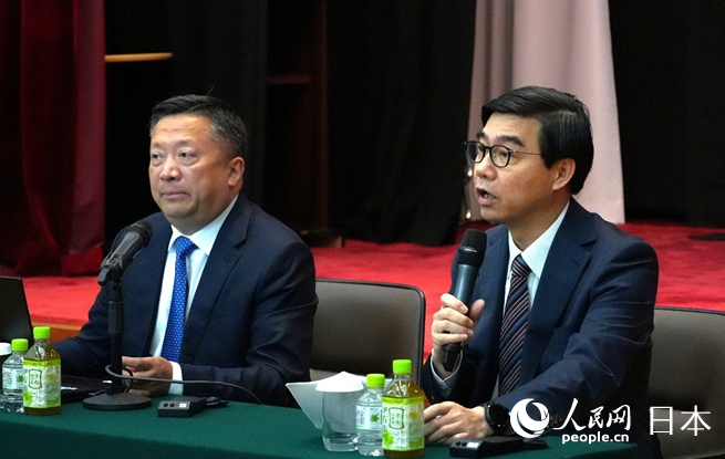 中國駐日本大使館公使施泳（右）、西藏自治區對外文化交流協會執行會長廖懇（左）出席講座。人民網 許可攝