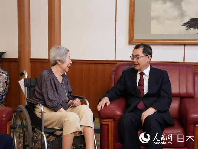 吳江浩大使（右）親切慰問日籍老戰士元木光子。人民網 許可攝