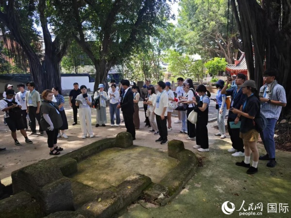 沖繩大學生代表團參觀琉球墓園。人民網記者 陸曉鷗攝