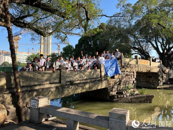 代表團參觀河口萬壽橋。人民網記者 陳思攝