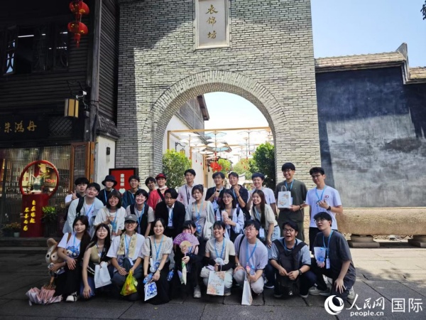 沖繩大學生代表團與福州外語外貿學院學生合影。人民網記者 陸曉鷗攝