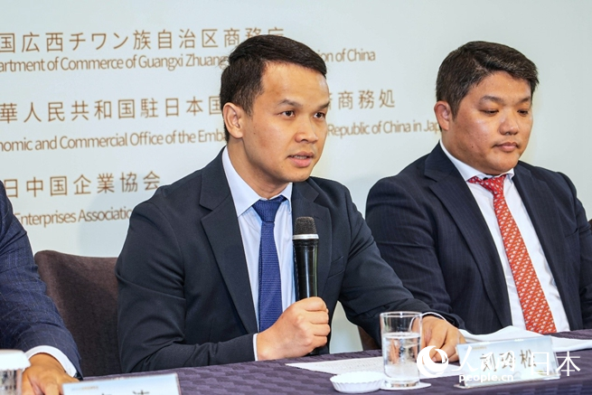 主办方代表介绍2025年中国广西商品博览会暨“桂品出海”日本站等相关情况。人民网 许可摄
