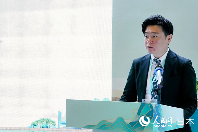 日中经济协会业务部主任藏田大辅致辞。人民网 许可摄