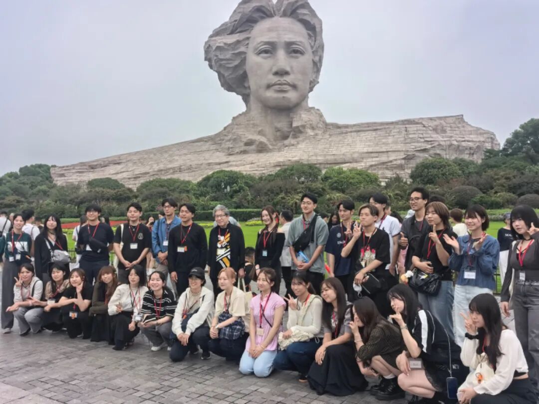 代表团参观橘子洲头