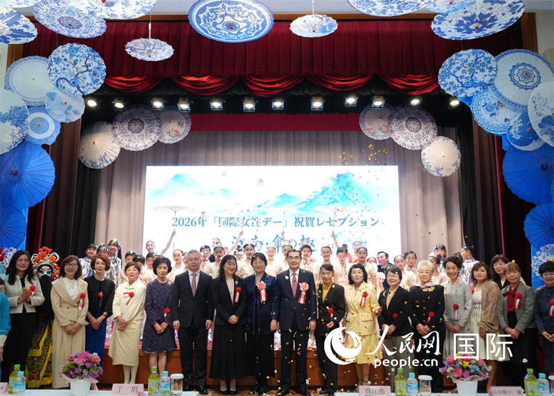 吴江浩大使、大使夫人丁玥与嘉宾及演员合影。人民网记者 许可摄