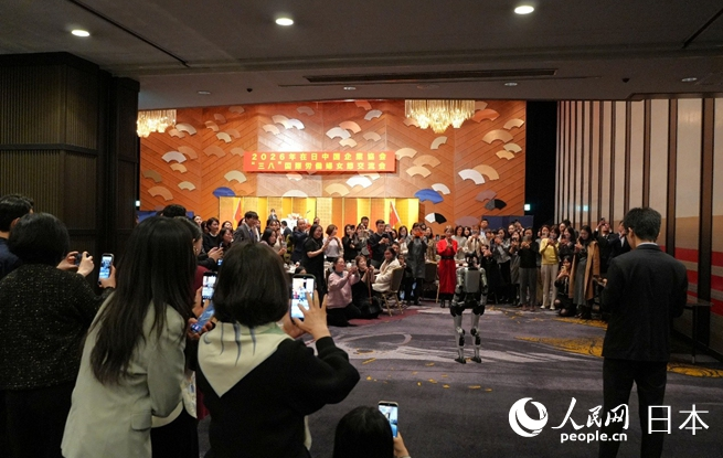 機器人演繹中國功夫，成為全場焦點。人民網 許可攝