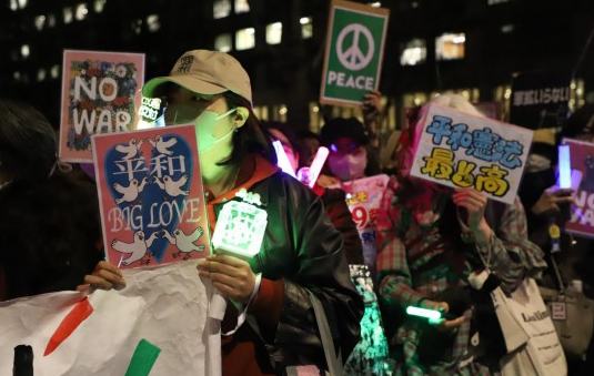 高市早苗訪美，被批“諂媚外交”