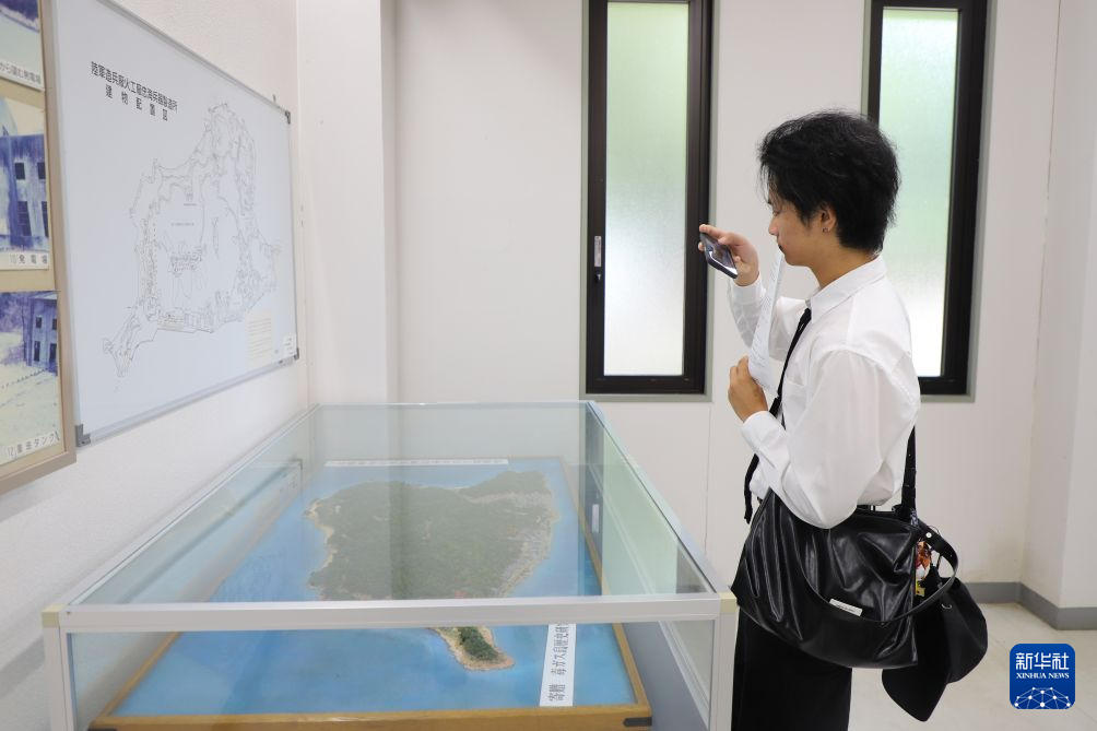 9月3日，一名男子在日本广岛县大久野岛参观毒气资料馆。新华社记者 陈泽安 摄